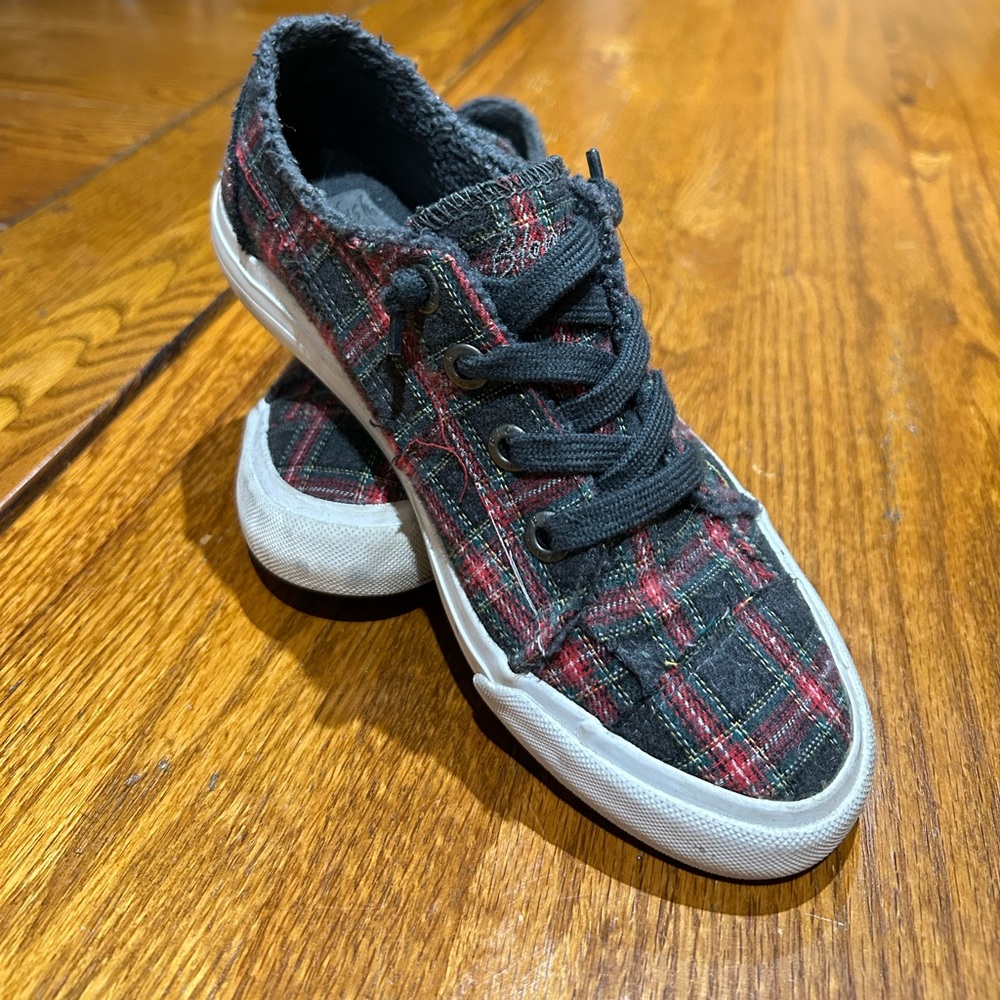Blowfish plaid size 7 sneakers. Inside lining great for cooler weather - Picture 7 of 7
